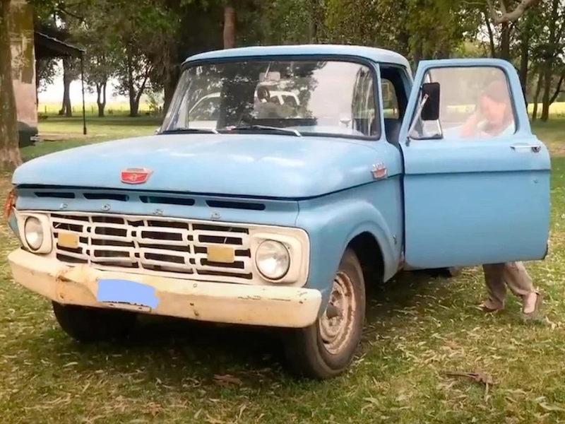 Person getting into a Ford 100 at the estancia